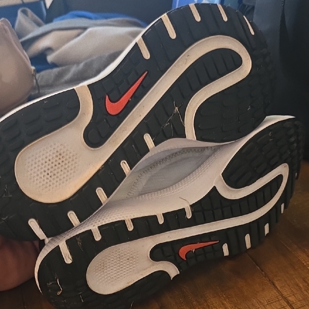 Nike White and Black Running Shoes with Gold Swoosh - Picture 13 of 13